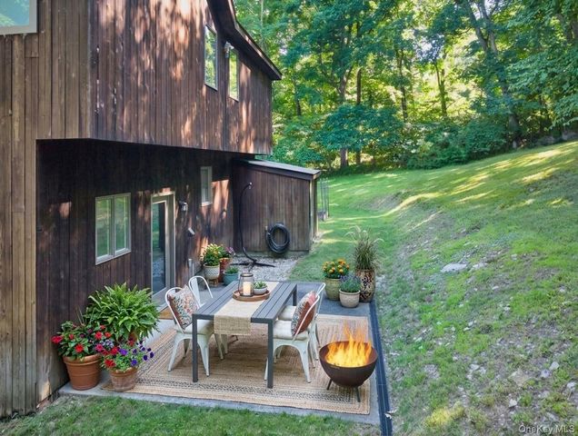 10 Dickman Farm Road, Red Hook, NY 12571