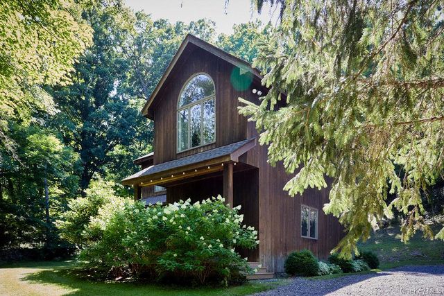 10 Dickman Farm Road, Red Hook, NY 12571