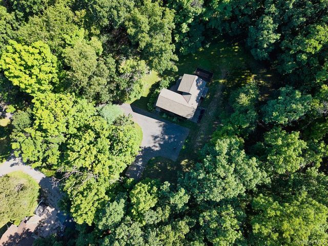 10 Dickman Farm Road, Red Hook, NY 12571
