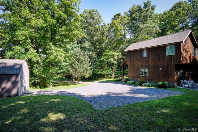 10 Dickman Farm Road, Red Hook, NY 12571