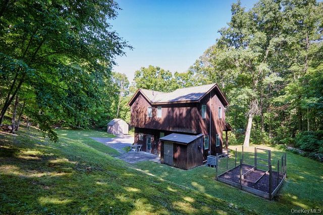 10 Dickman Farm Road, Red Hook, NY 12571