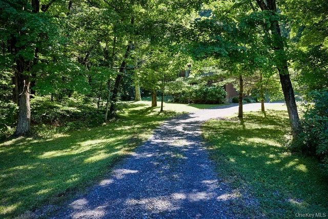 10 Dickman Farm Road, Red Hook, NY 12571