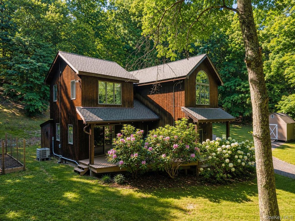 10 Dickman Farm Road, Red Hook, NY 12571