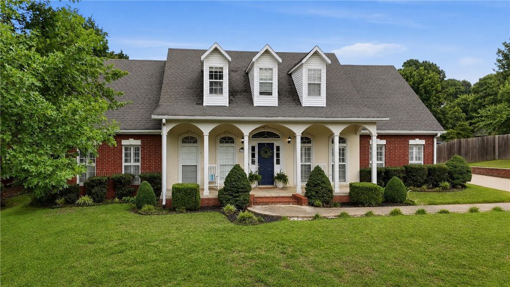790 E Emerson Lane, Fayetteville, AR 72701