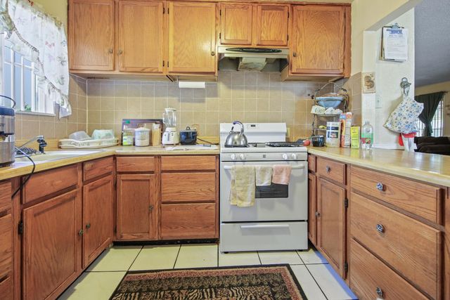 1553 E 7th St, Stockton, CA 95206