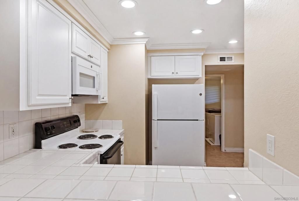 Image 8 of property listing at 17443 Ashburton Rd., San Diego, CA 92128