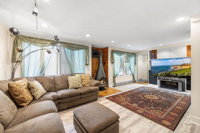 27 Randy Rd, Framingham, MA 01701