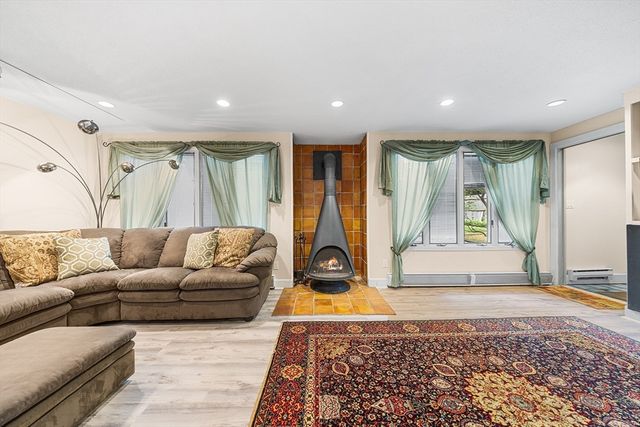 27 Randy Rd, Framingham, MA 01701