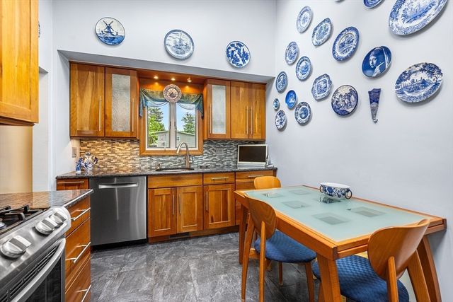 27 Randy Rd, Framingham, MA 01701
