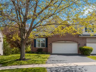 758 Oak Hollow Drive 1, Crystal Lake, IL 60014