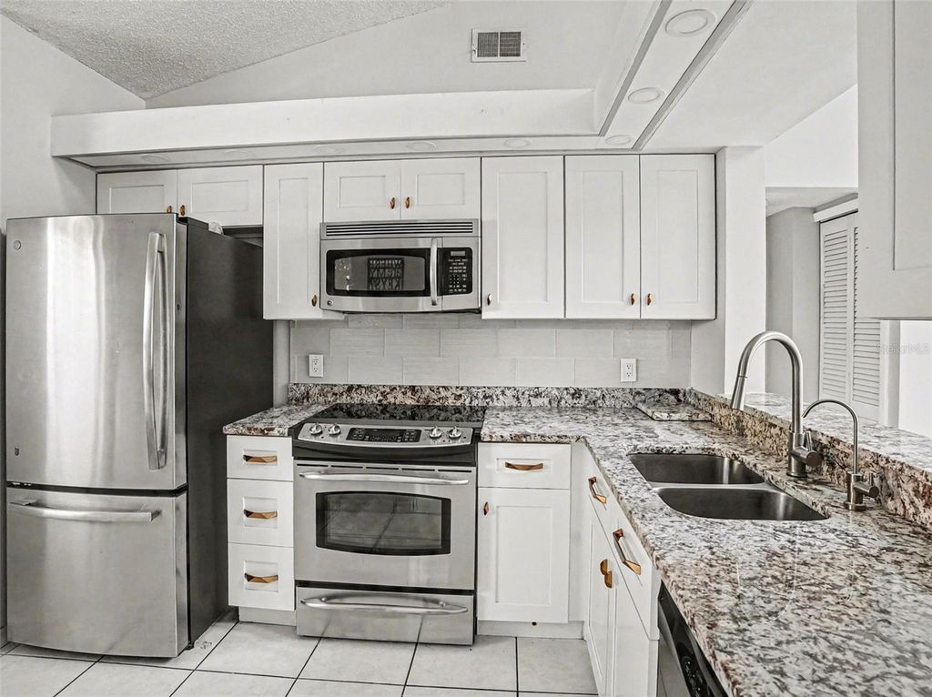 Image 13 of property listing at 2918 S SEMORAN BOULEVARD E2, Orlando, FL 32822