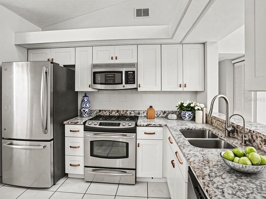 Image 14 of property listing at 2918 S SEMORAN BOULEVARD E2, Orlando, FL 32822