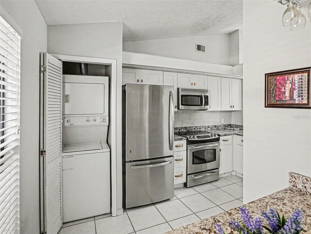 Image 15 of property listing at 2918 S SEMORAN BOULEVARD E2, Orlando, FL 32822