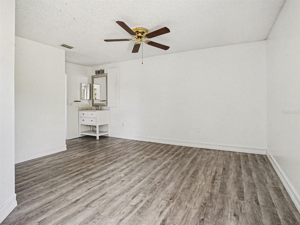 Image 18 of property listing at 2918 S SEMORAN BOULEVARD E2, Orlando, FL 32822