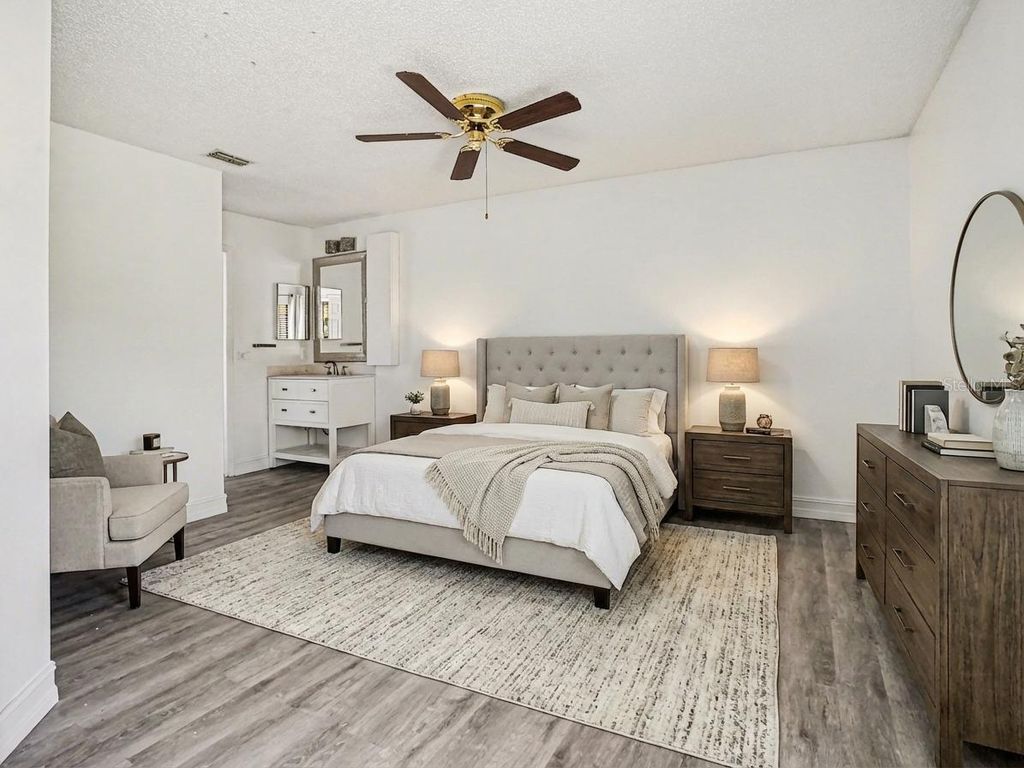 Image 19 of property listing at 2918 S SEMORAN BOULEVARD E2, Orlando, FL 32822