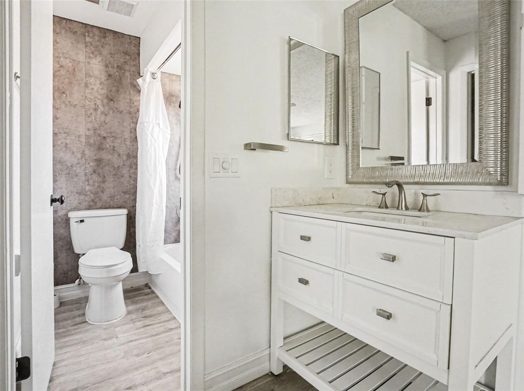 Image 21 of property listing at 2918 S SEMORAN BOULEVARD E2, Orlando, FL 32822