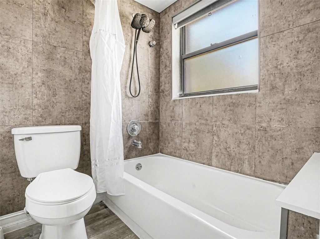 Image 22 of property listing at 2918 S SEMORAN BOULEVARD E2, Orlando, FL 32822