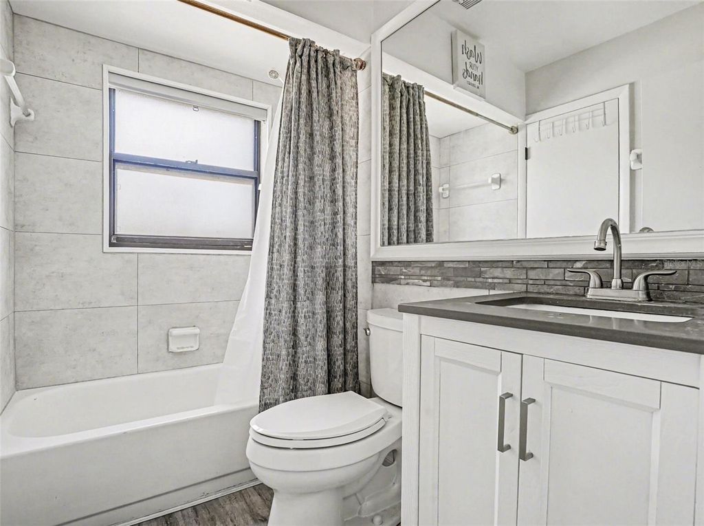 Image 23 of property listing at 2918 S SEMORAN BOULEVARD E2, Orlando, FL 32822