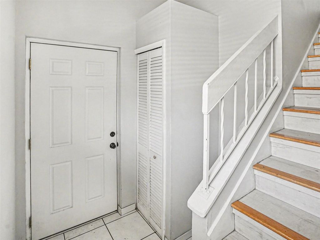 Image 4 of property listing at 2918 S SEMORAN BOULEVARD E2, Orlando, FL 32822