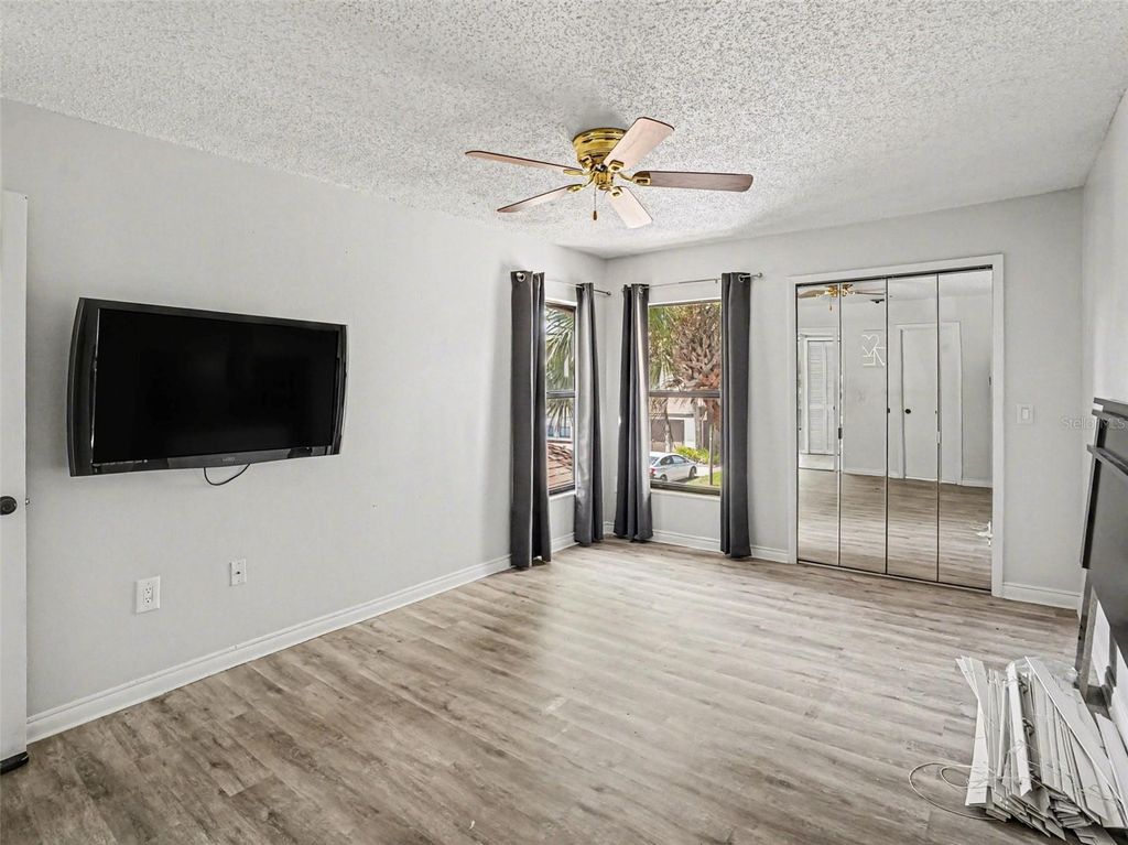 Image 6 of property listing at 2918 S SEMORAN BOULEVARD E2, Orlando, FL 32822