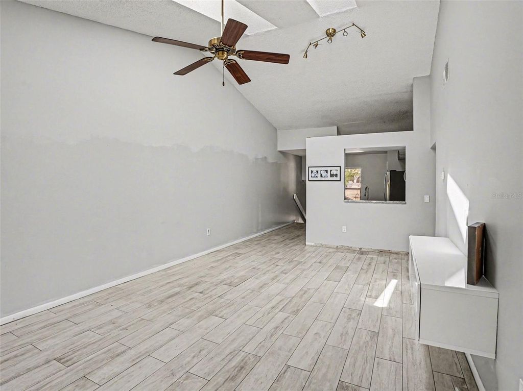 Image 7 of property listing at 2918 S SEMORAN BOULEVARD E2, Orlando, FL 32822