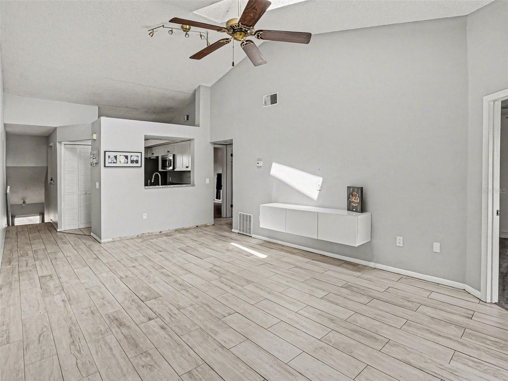 Image 8 of property listing at 2918 S SEMORAN BOULEVARD E2, Orlando, FL 32822