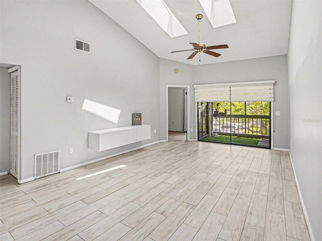 Image 10 of property listing at 2918 S SEMORAN BOULEVARD E2, Orlando, FL 32822