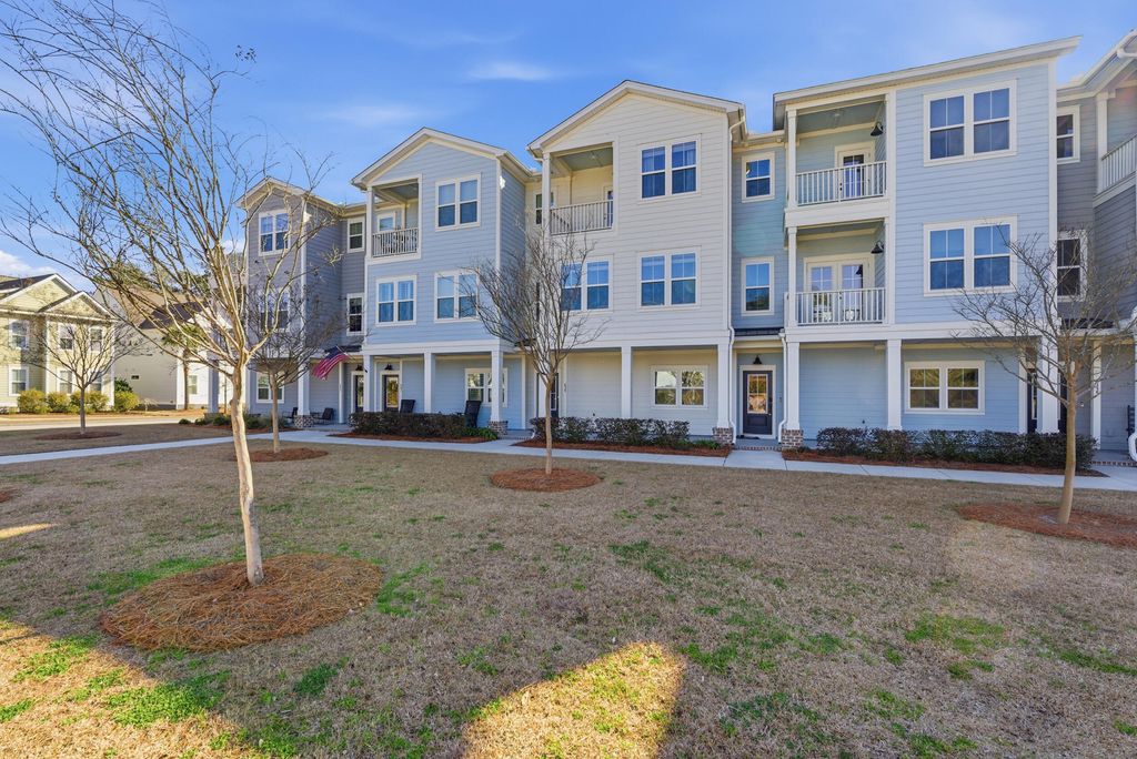 Image 1 of property listing at 639 N Laurel Street, Summerville, SC 29483