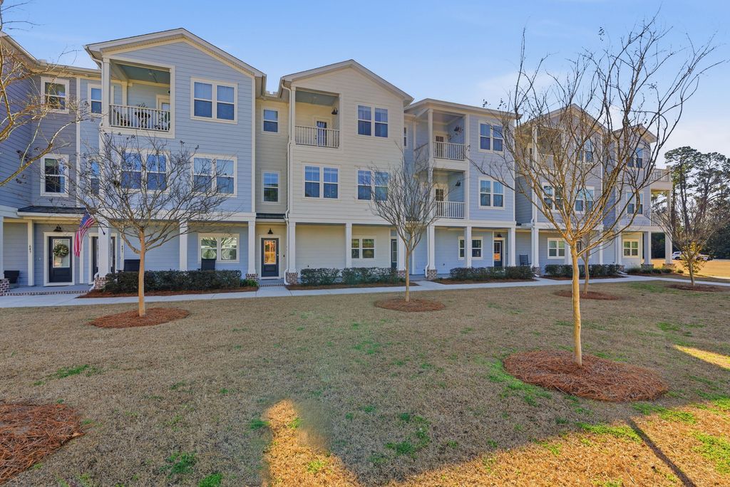 Image 2 of property listing at 639 N Laurel Street, Summerville, SC 29483