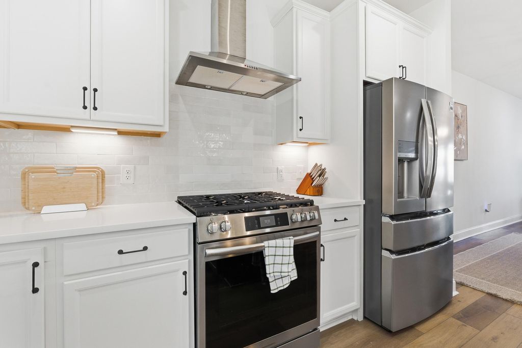 Image 7 of property listing at 639 N Laurel Street, Summerville, SC 29483