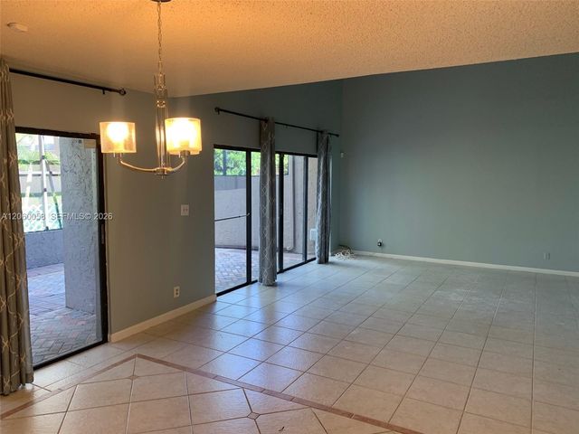 305 Bonnie Brae Way 27, Hollywood, FL 33021