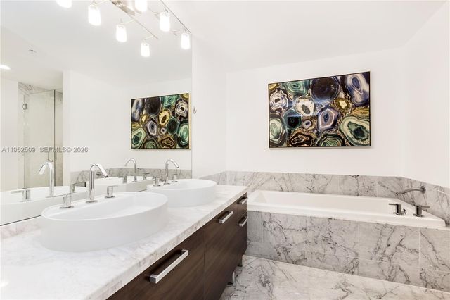 244 Biscayne Blvd 4604, Miami, FL 33132