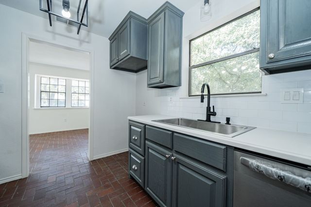 2811 Burlwood Drive, Dalworthington Gardens, TX 76016