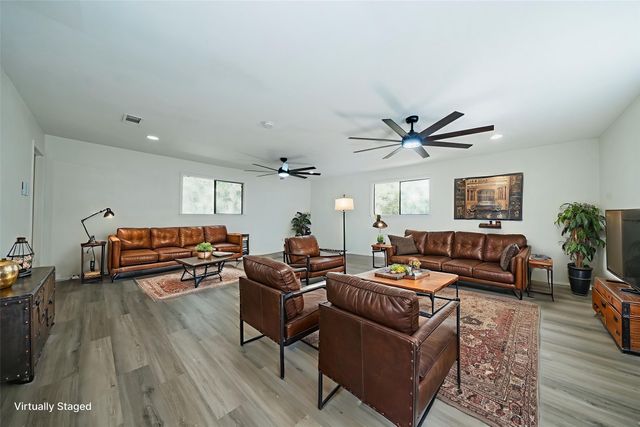 2811 Burlwood Drive, Dalworthington Gardens, TX 76016