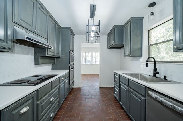 2811 Burlwood Drive, Dalworthington Gardens, TX 76016