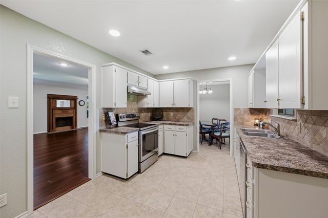 217 Paint Pony Trail N, Fort Worth, TX 76108