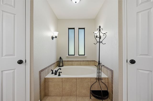 217 Paint Pony Trail N, Fort Worth, TX 76108