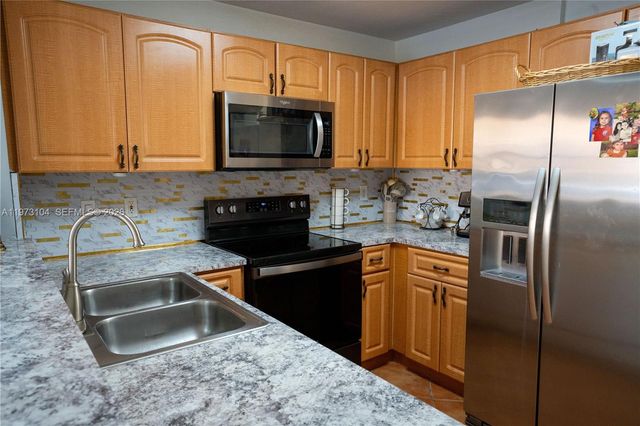 8520 NW 139th Ter, Miami Lakes, FL 33016