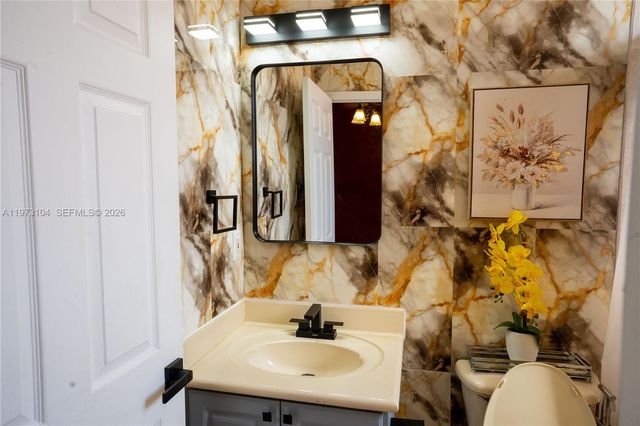 8520 NW 139th Ter, Miami Lakes, FL 33016