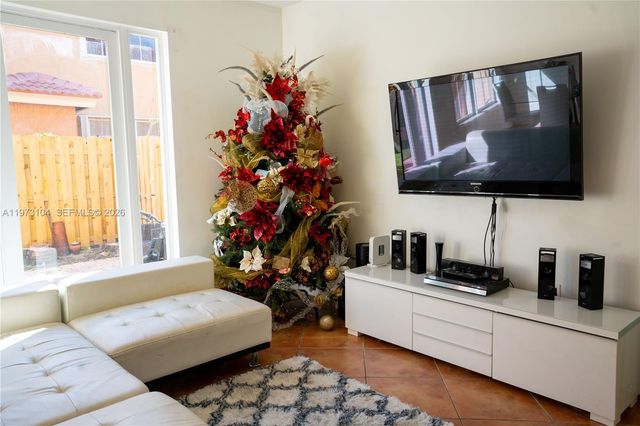 8520 NW 139th Ter, Miami Lakes, FL 33016