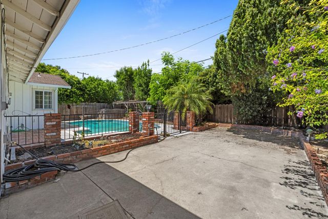 253 E Canterbury Dr, Stockton, CA 95207