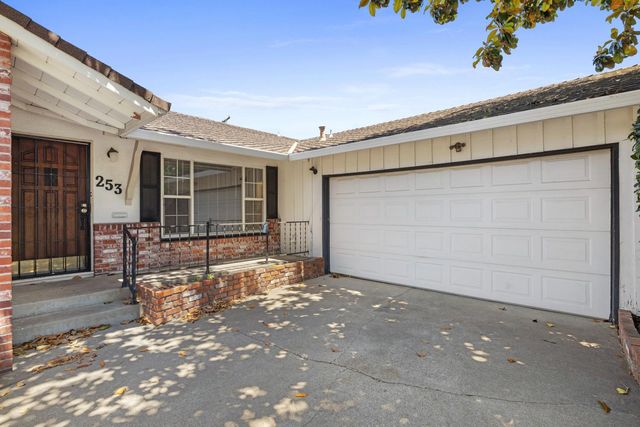253 E Canterbury Dr, Stockton, CA 95207