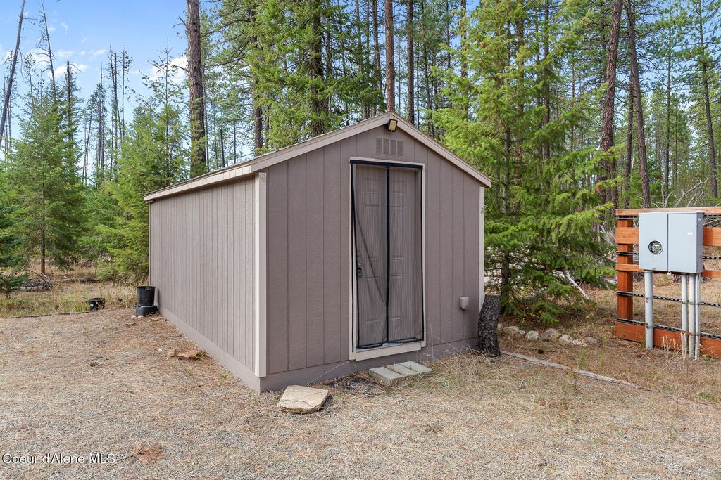 252 Hummingbird LN, Blanchard, ID 83804 photo 2