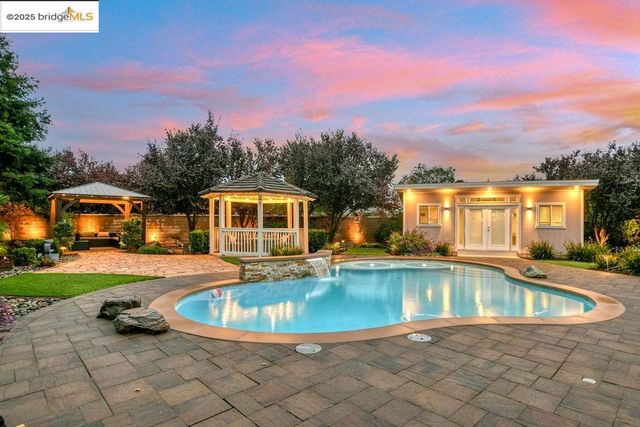 833 Marjoram Dr, Brentwood, CA 94513