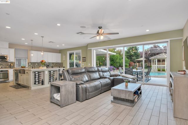 833 Marjoram Dr, Brentwood, CA 94513