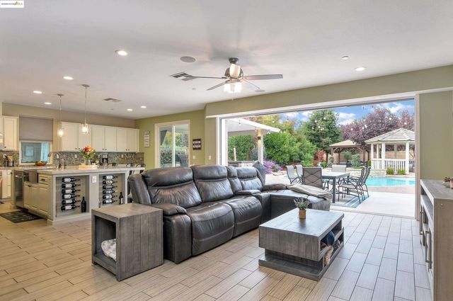 833 Marjoram Dr, Brentwood, CA 94513