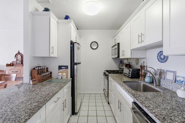 8 Whittier Pl 7J, Boston, MA 02114