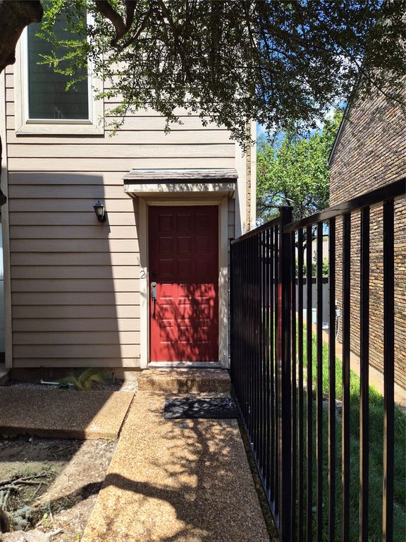 5616 Preston Oaks Road 202, Dallas, TX 75254