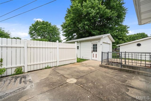 335 S Saint Charles Street, Florissant, MO 63031