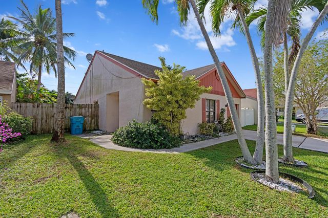 33 Peachtree Place, Boynton Beach, FL 33436